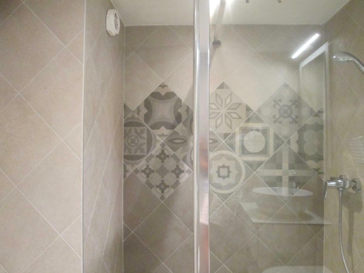 3 Flowers On Rokova St-5 Min To Old Town Apartman *